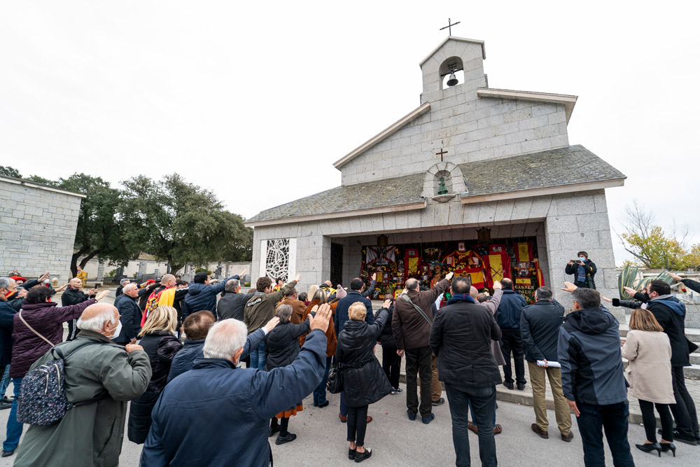 20 November 2021, Spain, El Pardo: People perform the fascist salute in front of the pantheon of the Franco family, at the cemetery of Mingorrubio, on the 46th anniversary of the death anniversary of Spanish dictator Francisco Franco. Photo: A. Pérez Meca/EUROPA PRESS/dpa.