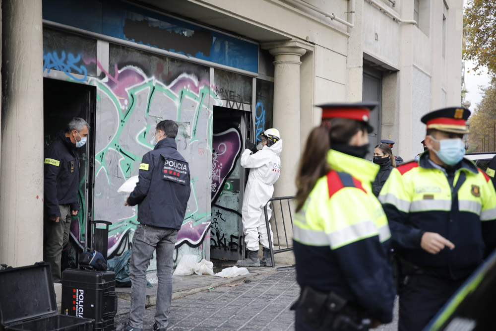 30 November 2021, Spain, Barcelona: Police officers stand near a building where a fire has broken out. At least four people have died, two of them minors. Photo: Kike Rincón/EUROPA PRESS/dpa.