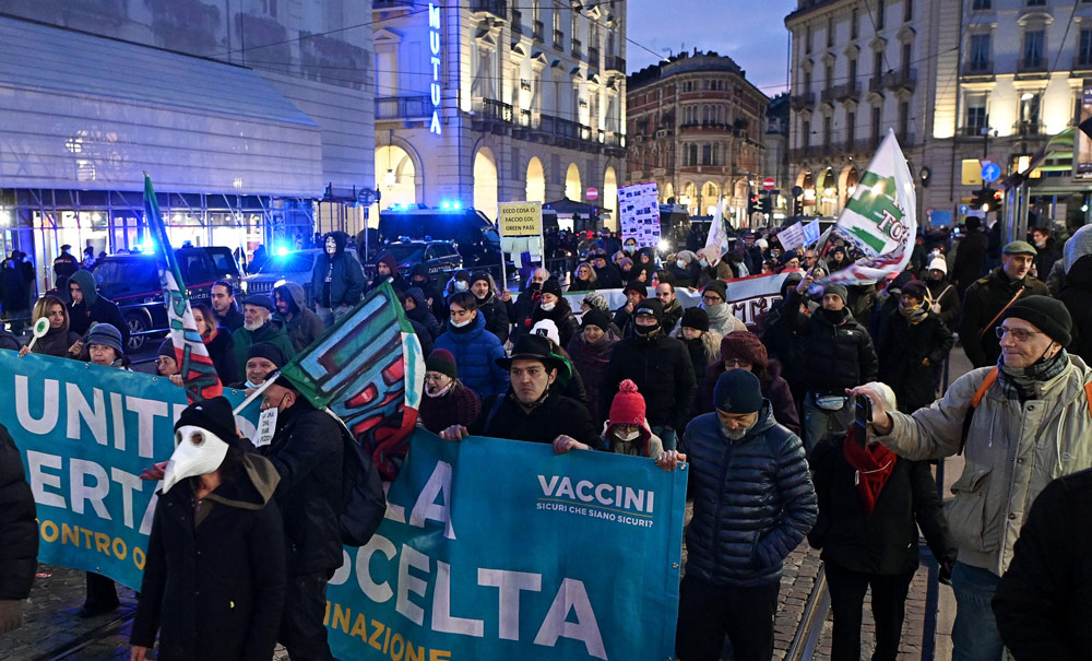 04 December 2021, Italy, Turin: People take part in the No Green Pass rally. Italy made the green pass (EU Digital COVID Certificate) compulsory to enter all public and private workplaces on 15 October. Photo: Alessandro Di Marco/ANSA via ZUMA Press/dpa.