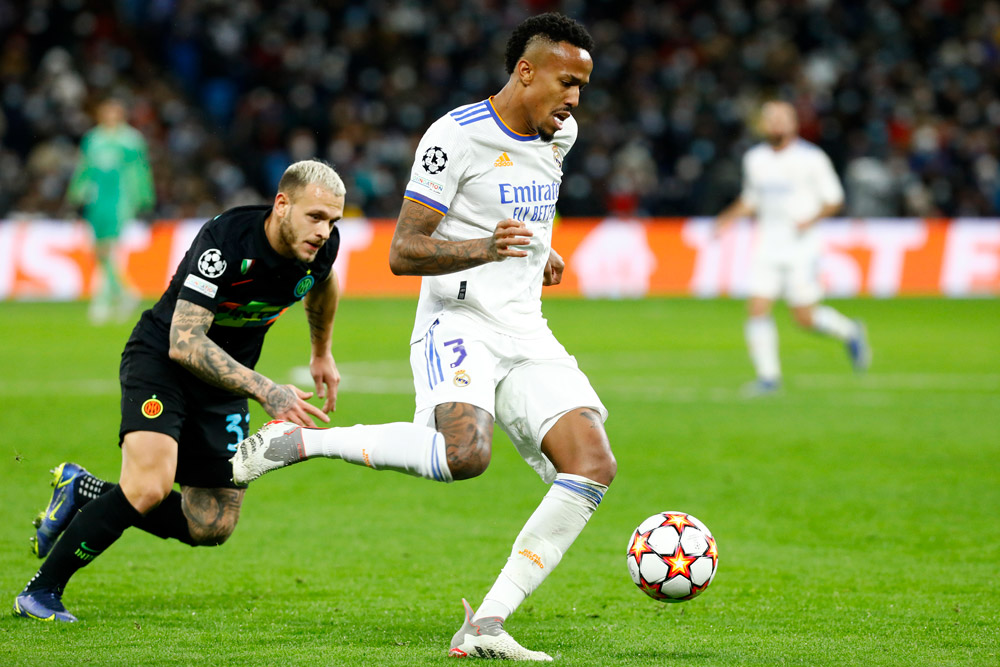 07 December 2021, Spain, Madrid: Real Madrid's Eder Militao (R) and Inter Milan's Federico Dimarco battle for the ball during the UEFA Champions League Group D soccer match between Real Madrid and Inter Milan at Santiago Bernabeu Stadium. Photo: Apo Caballero/DAX via ZUMA Press Wire/dpa