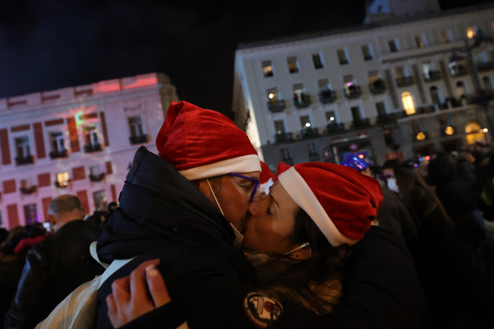 01 January 2022, Spain, Madrid: Two people kiss each other during the New Year's Eve celebrations at Puerta del Sol. Photo: Jesús Hellín/EUROPA PRESS/dpa.