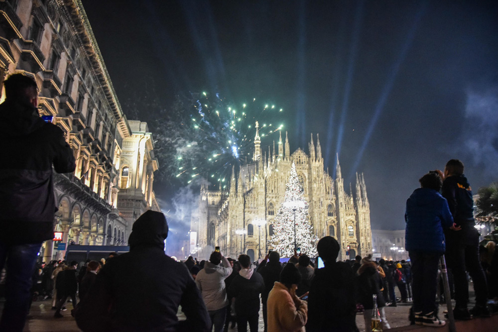 01 January 2022, Italy, Milan: People watch fireworks in Duomo square during New Year's Eve celebrations in Milan. Photo: Matteo Corner/ANSA via ZUMA Press/dpa.