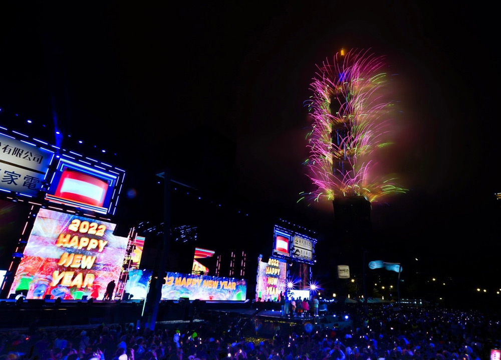 01 January 2022, Taiwan, Taipei: Fireworks and light effects illuminate the sky in the evening from Taipei 101, a landmark and skyscraper in the capital of Taiwan, as part of celebrations for the New Year. Photo: -/Taipei City Gov via ZUMA Press Wire/dpa.