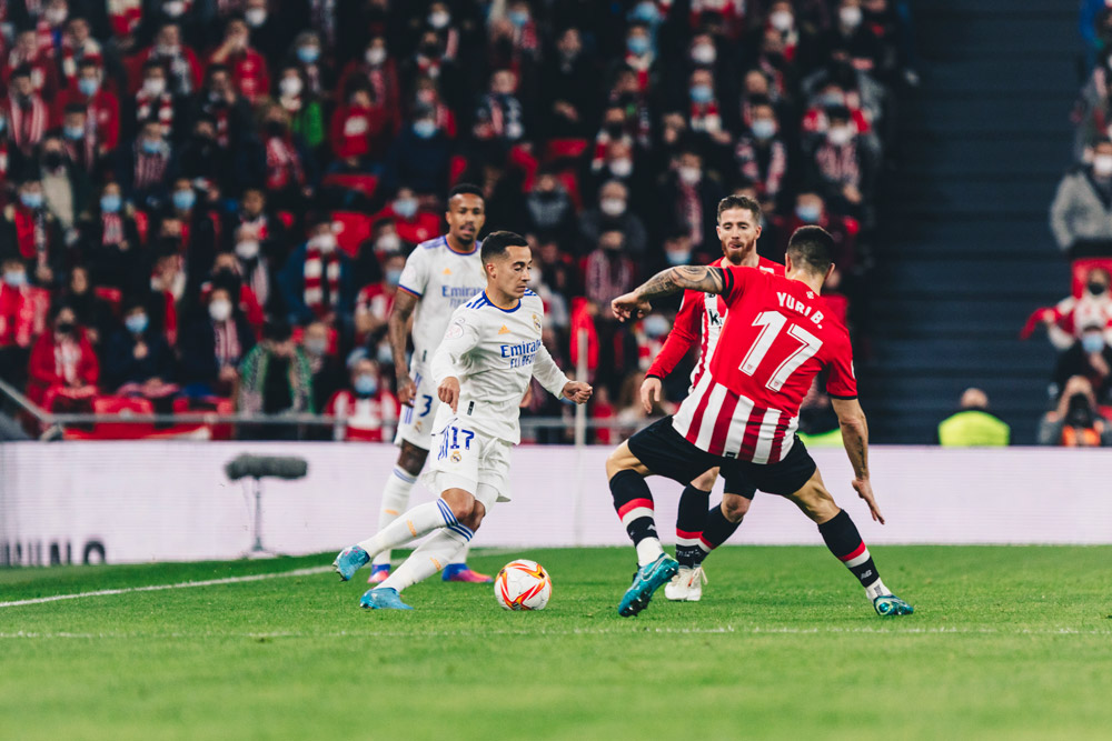 04 February 2022, Spain, Bilbao: Real Madrid's Lucas Vazquez (L) and Athletic Club's Yuri Berchiche (R) battle for the ball during the Spanish Copa del Rey (King's Cup) Quarter-final soccer match between Athletic Bilbao and Real Madrid at San Mames Stadium. Photo: Edu Del Fresno/ZUMA Press Wire/dpa.