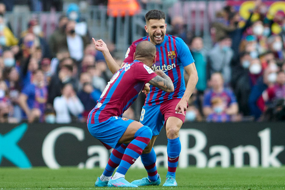 06 February 2022, Spain, Barcelona: Barcelona's Jordi Alba (R) celebrates scoring his side's first goal with teammate Dani Alves during the Spanish LaLiga soccer match between FC Barcelona and Atletico de Madrid at Camp Nou. Photo: Gerard Franco/DAX via ZUMA Press Wire/dpa.