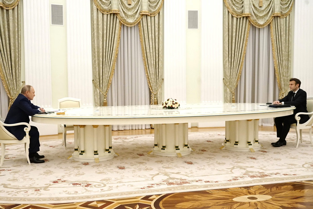 FILED - 07 February 2022, Russia, Moscow: French President Emmanuel Macron (R) speaks with Russian President Vladimir Putin during their meeting. Photo: -/Kremlin/dpa - ATTENTION: editorial use only and only if the credit mentioned above is referenced in full.