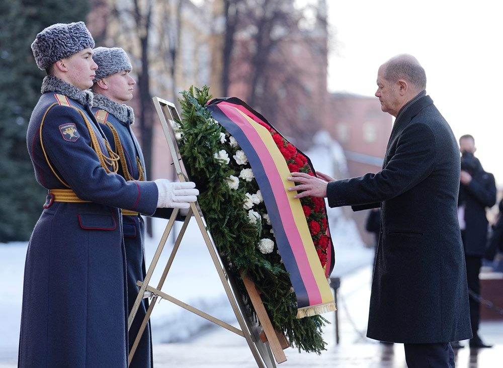 15 February 2022, Russia, Moscow: German Chancellor Olaf Scholz (R) takes part in a wreath-laying ceremony at the Tomb of the Unknown Soldier by the Kremlin Wall ahead of his meeting with the Russian President Vladimir Putin. Photo: Kay Nietfeld/dpa