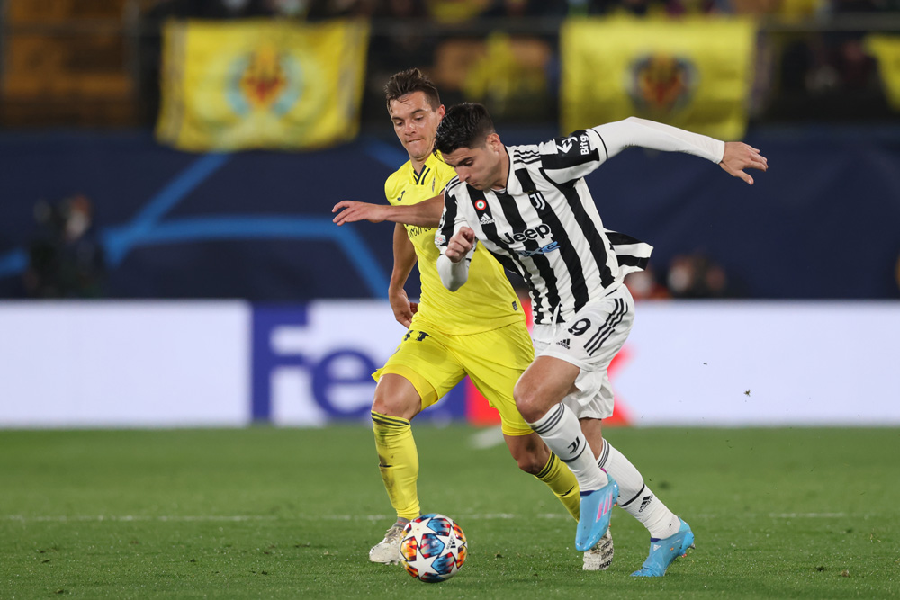 22 February 2022, Spain, Villarreal: Juventus' Alvaro Morata (R) and Villarreal's Giovani Lo Celso battle for the ball during the UEFA Champions League round of 16 1st leg soccer match between Villarreal CF and Juventus FC at Estadio de la Ceramica. Photo: Jonathan Moscrop/CSM via ZUMA Press Wire/dpa.
