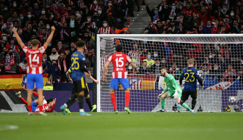 23 February 2022, Spain, Madrid: Atletico Madrid's Sequeira Joao Felix (L) scores his side's first goal during the UEFA Champions League round of 16 first leg soccer match between Atletico Madrid and Manchester United at Wanda Metropolitano. Photo: Isabel Infantes/PA Wire/dpa.
