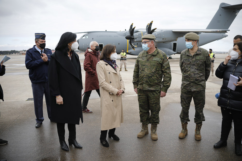 27/02/2022 Spanish Defense Minister Margarita Robles talks with high-ranking military officials during the shipment of aid to Ukraine. Photo: Rubén Somonte/MDE