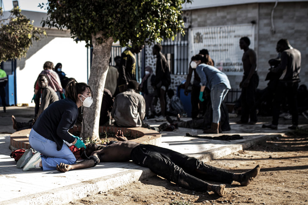 02 March 2022, Spain, Melilla: A migrant is seen injured after managing to jump the border fence of Melilla. According to Guardia Civil sources, up to 2,000 people of sub-Saharan origin have attempted to cross the Melilla border fence, of which 500 have succeeded and made their way to the Temporary Immigrant Stay Center (CETI). Photo: Ilies Amar/EUROPA PRESS/dpa.