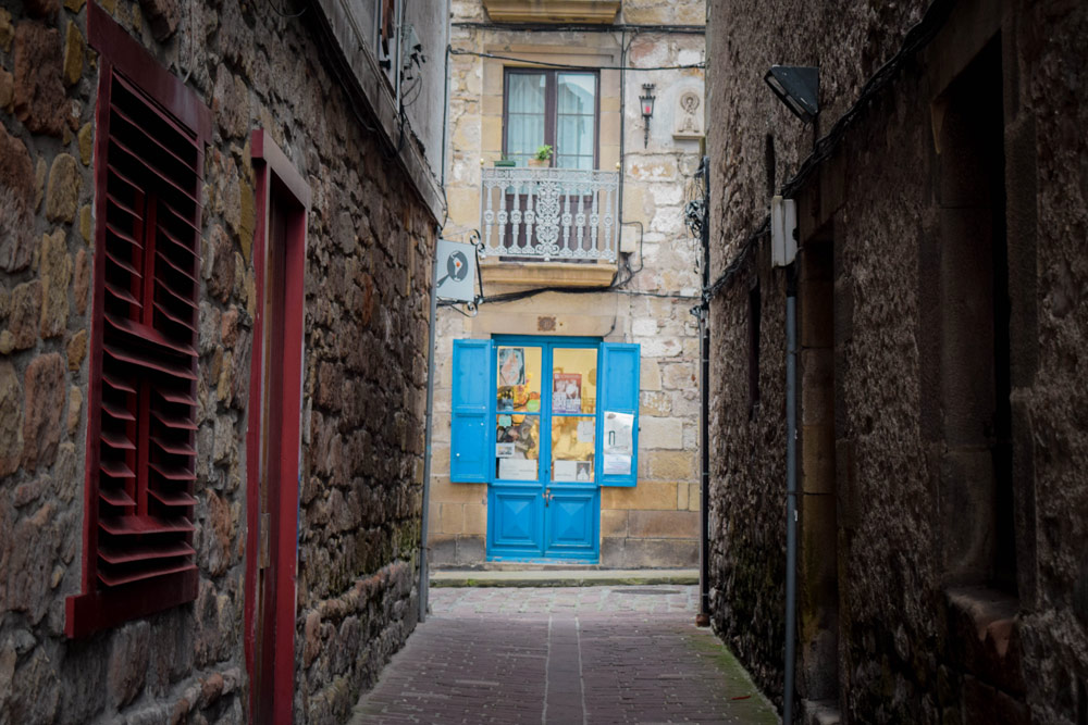 The old quarter, with its narrow streets, is the main attraction of Hondarribia. Photo: Pablo Morilla.