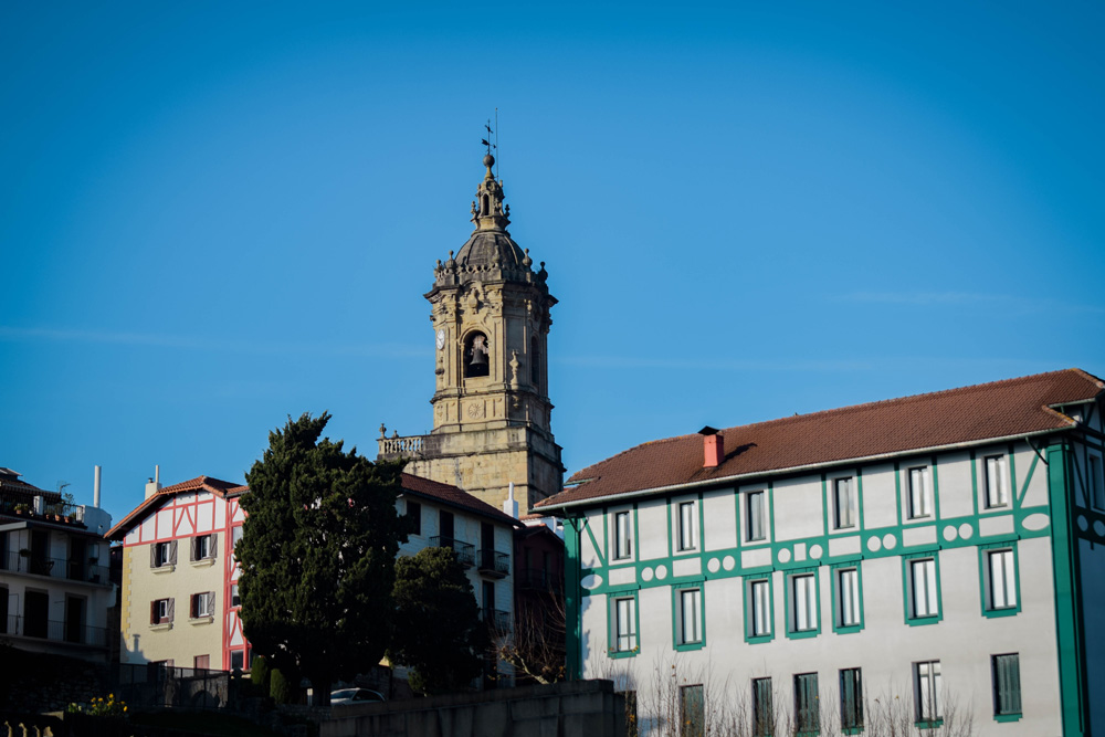A general view of the centre of Hondarribia, with the typical bell tower of its church. Photo: Pablo Morilla.