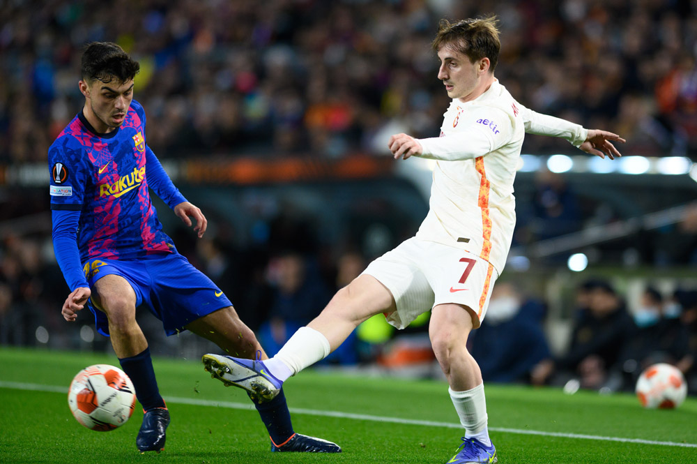 10 March 2022, Spain, Barcelona: Galatasaray's Kerem Akturkoglu (R) and Barcelona's Pedri battle for the ball during the UEFA Europa League round of 16 first leg soccer match between FC Barcelona and Galatasaray SK at Camp Nou. Photo: Gerard Franco/DAX via ZUMA Press Wire/dpa.