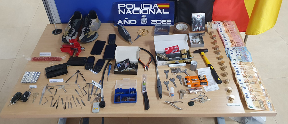 The police exhibited the material seized from the suspects. Image: Policia Nacional.