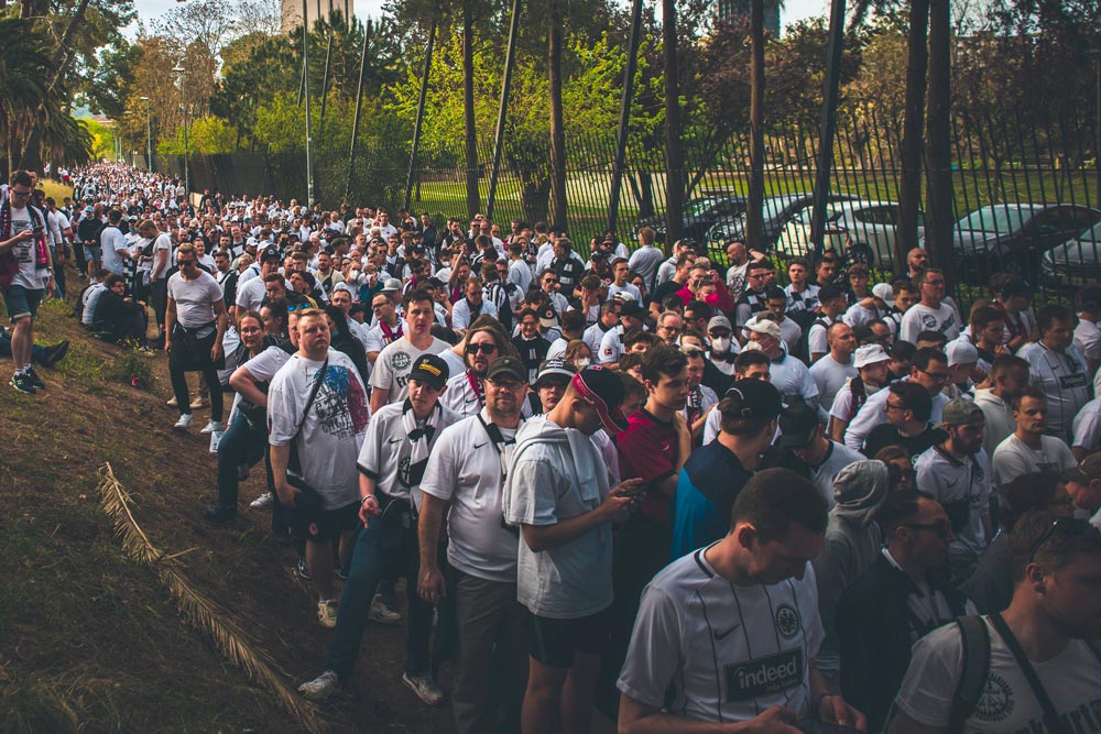 14 April 2022, Spain, Barcelona: Eintracht fans march towards the hosting venue before the start of the UEFA Europa League quarter-final, second leg soccer match between FC Barcelona and Eintracht Frankfurt at Camp Nou Stadium. Photo: Matthias Oesterle/ZUMA Press Wire/dpa.