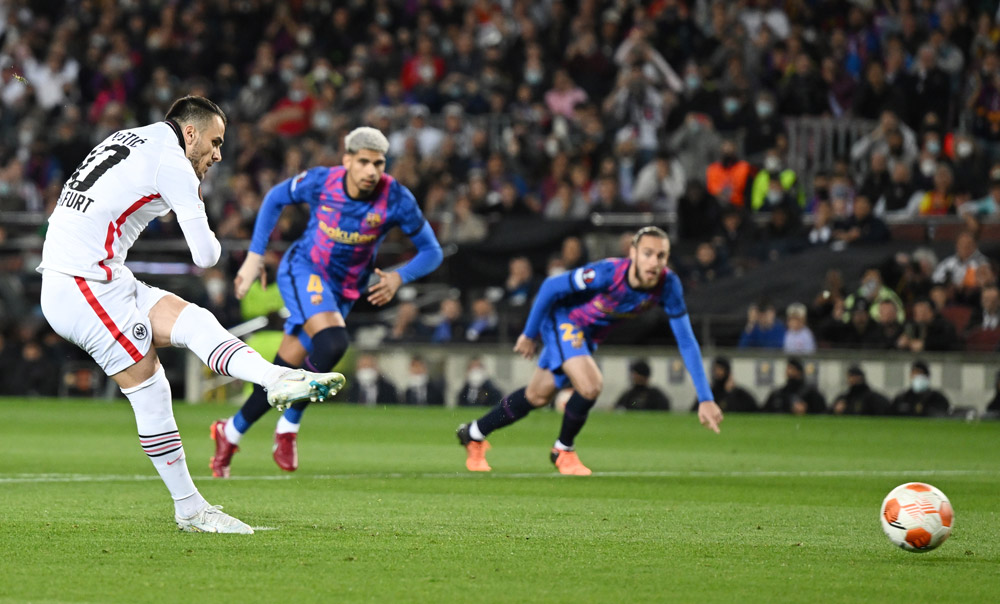 14 April 2022, Spain, Barcelona: Frankfurt's Filip Kostic (L) scores his side's first goal from the penalty spot during the UEFA Europa League quarter-final, second leg soccer match between FC Barcelona and Eintracht Frankfurt at Camp Nou Stadium. Photo: Arne Dedert/dpa.