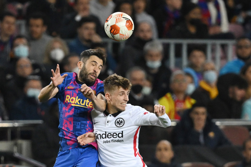 14 April 2022, Spain, Barcelona: Frankfurt's Jesper Lindstrom (R) and Barcelona's Jordi Alba battle for the ball during the UEFA Europa League quarter-final, second leg soccer match between FC Barcelona and Eintracht Frankfurt at Camp Nou Stadium. Photo: Arne Dedert/dpa.