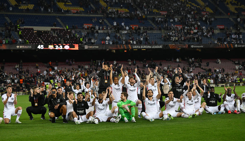 14 April 2022, Spain, Barcelona: Frankfurt players celebrate their victory after the UEFA Europa League quarter-final, second leg soccer match between FC Barcelona and Eintracht Frankfurt at Camp Nou Stadium. Photo: Arne Dedert/dpa.