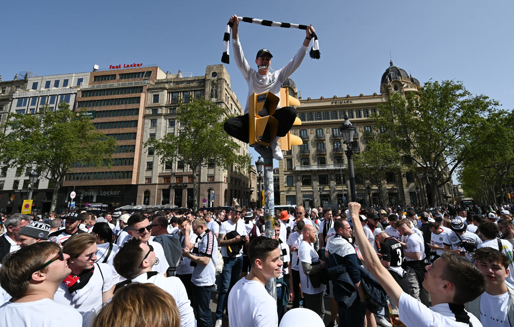 14 April 2022, Spain, Barcelona: Eintracht fans cheer as they gather at at Placa de Catalunya before the UEFA Europa League quarter-final second leg soccer match between FC Barcelona and Eintracht Frankfurt. Photo: Arne Dedert/dpa