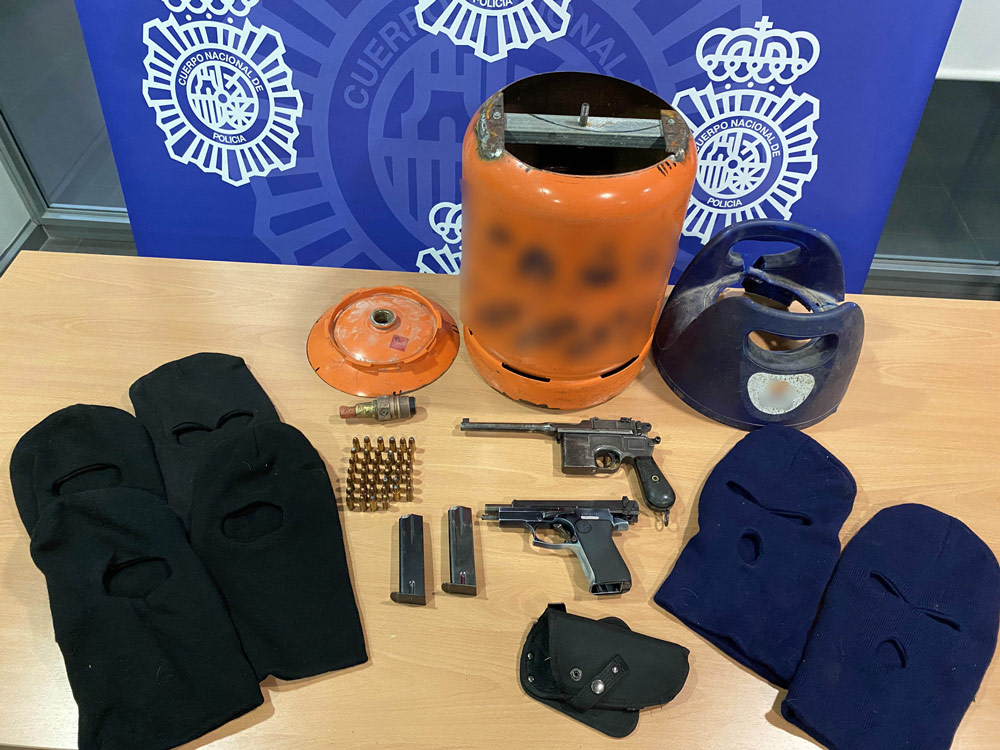 The modified butane cylinder, in which the police officers found two pistols and ski masks. Photo: Policia Nacional.