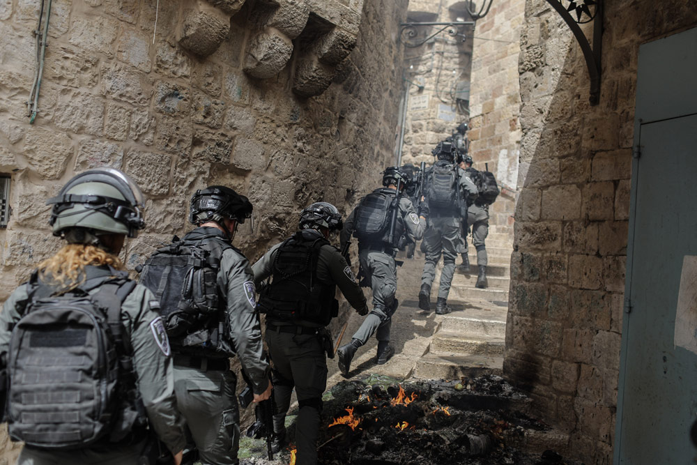 17 April 2022, Israel, Jerusalem: Israeli security forces patrol during clashes with Palestinians in the old city of Jerusalem. Photo: Ilia Yefimovich/dpa.