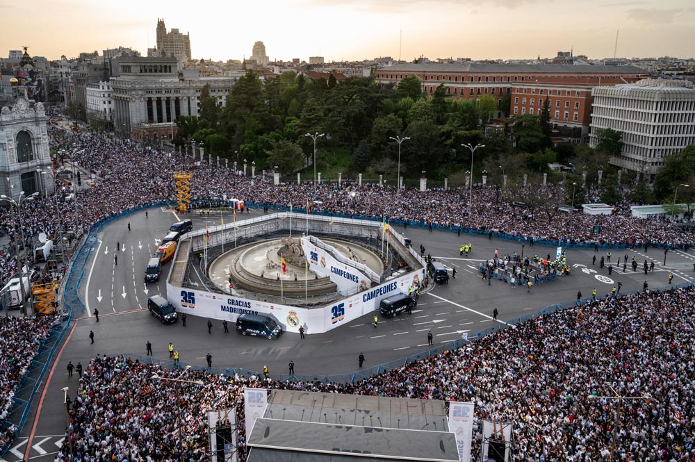30 April 2022, Spain, Madrid: Real Madrid fans celebrate winning the Spanish La Liga 2021-22 title at the Cibeles plaza after the Spanish La Liga soccer match between Real Madrid and RCD Espanyol de Barcelona at Santiago Bernabeu Stadium. Photo: Miguel Candela/SOPA Images via ZUMA Press Wire/dpa.