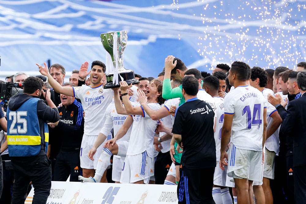 30 April 2022, Spain, Madrid: Real Madrid players celebrate with the trophy after winning the Spanish La Liga 2021-22 title following their soccer match against RCD Espanyol de Barcelona at Santiago Bernabeu Stadium. Photo: Apo Caballero/DAX via ZUMA Press Wire/dpa.