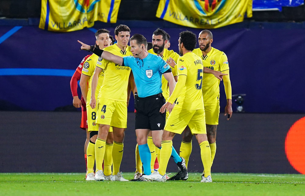 03 May 2022, Spain, Villarreal: Villarreal players appeal to Referee Danny Makkelie for a penalty during the UEFA Champions League semi final, second leg soccer match between Villarreal CF and Liverpool FC at Estadio de la Ceramica. Photo: Adam Davy/PA Wire/dpa.