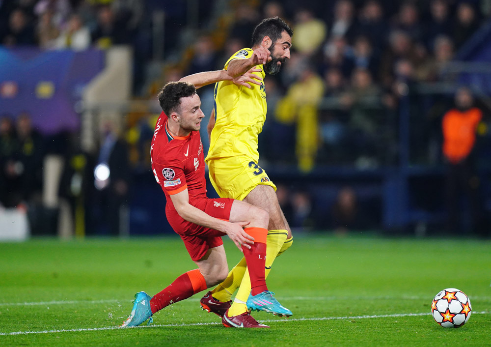 03 May 2022, Spain, Villarreal: Liverpool's Diogo Jota (L) and Villarreal's Raul Albiol battle for the ball during the UEFA Champions League semi final, second leg soccer match between Villarreal CF and Liverpool FC at Estadio de la Ceramica. Photo: Adam Davy/PA Wire/dpa.