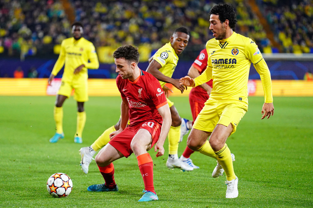 03 May 2022, Spain, Villarreal: Liverpool's Diogo Jota (L) and Villarreal's Dani Parejo battle for the ball during the UEFA Champions League semi final, second leg soccer match between Villarreal CF and Liverpool FC at Estadio de la Ceramica. Photo: Adam Davy/PA Wire/dpa.