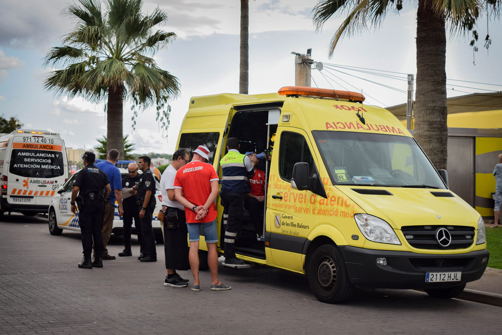 Local Emergency services assist tourists after an incident in s'Arenal, Mallorca. Photo: © Pablo Morilla.