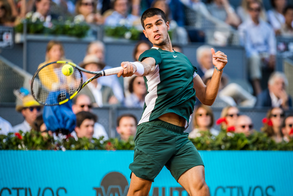 08 May 2022, Spain, Madrid: Spanish tennis player Carlos Alcaraz in action against German Alexander Zverev during their men's singles final match of the Madrid Open tennis tournament at the Manolo Santana stadium. Photo: Matthias Oesterle/ZUMA Press Wire/dpa.