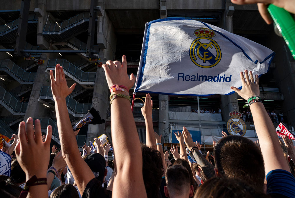 29 May 2022, Spain, Madrid: Real Madrid fans gather outside the Santiago Bernabeu stadium to celebrate their team's victory over Liverpool in Saturday's UEFA Champions League final soccer match, which took place at the Stade de France in Paris. Photo: Miguel Candela/SOPA Images via ZUMA Press Wire/dpa.