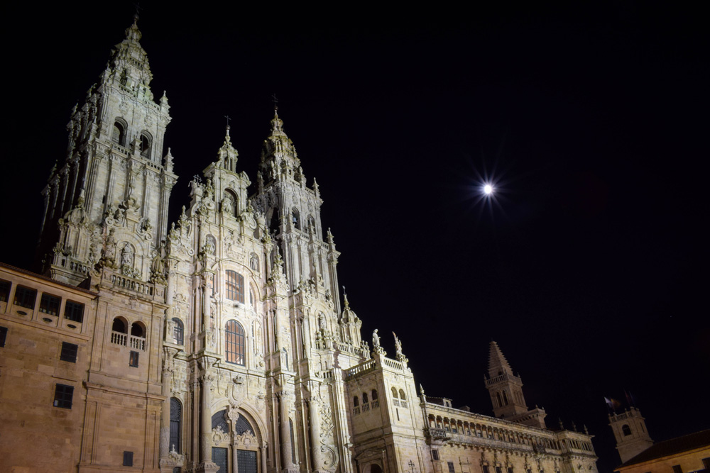 Impressive view of the main facade of the Cathedral, at night, seen from the Plaza del Obradoiro.Photo: Pablo Morilla.