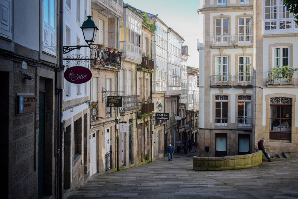 Typical narrow streets that make up the Old City of Santiago de Compostela. Photo: Pablo Morilla.